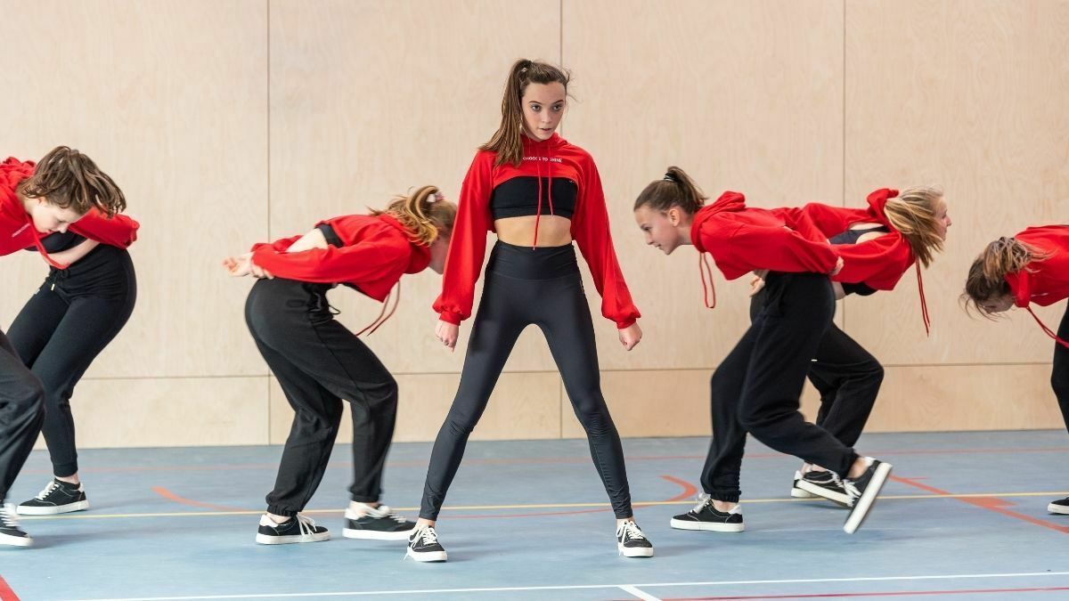 Hip hop dance bij Ndigo: stoer, krachtig, en op je eigen manier — precies wat deze dansstijl zo aantrekkelijk maakt voor tieners.