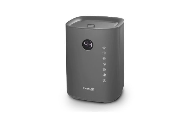 Grijze rechthoekige luchtreiniger met digitaal display, aanraakknoppen en het Clean Air Optime-label; fungeert als luchtbevochtiger tegen een witte achtergrond.