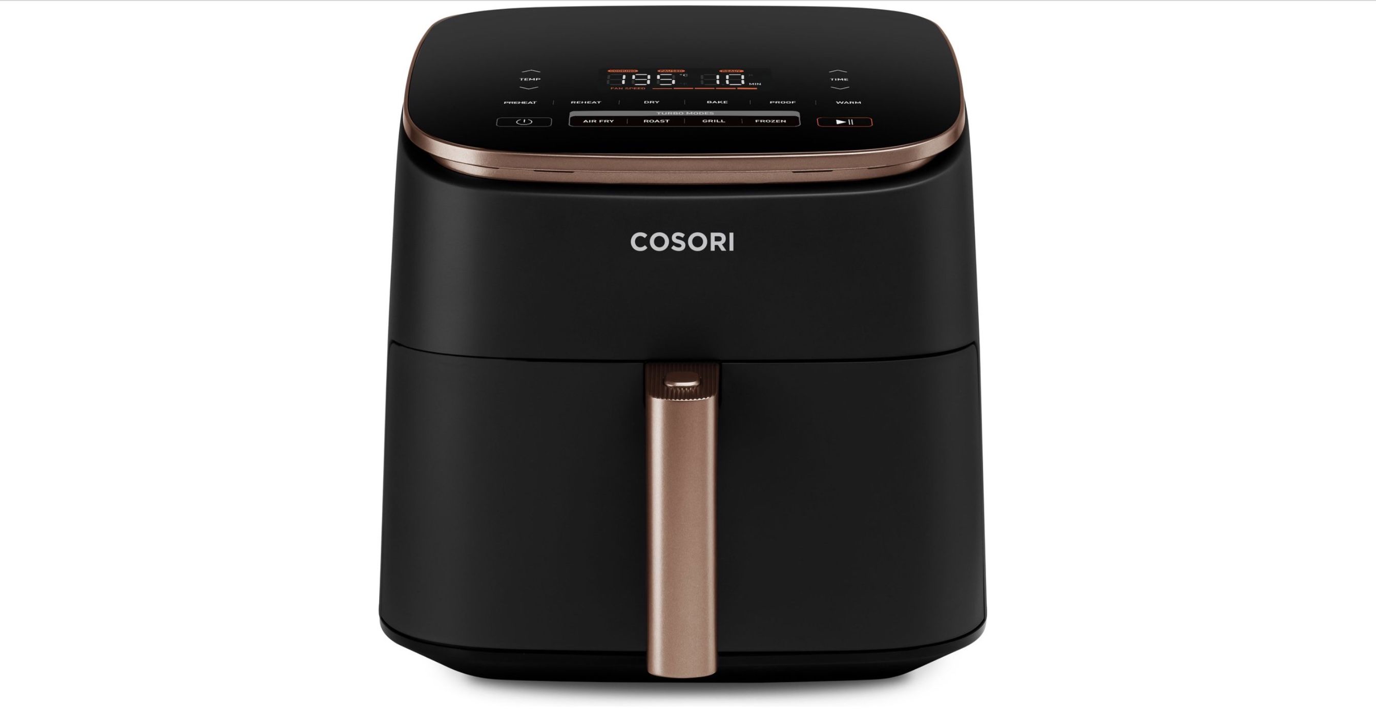 Een zwarte COSORI airfryer met een strak digitaal display siert het aanrecht. De elegante bronzen handgreep zorgt ervoor dat hij opvalt tussen de beste airfryers. Op de achtergrond maken houten planken, een potplant en een fornuis het tafereel compleet, terwijl er een groen-wit geblokte doek naast ligt.