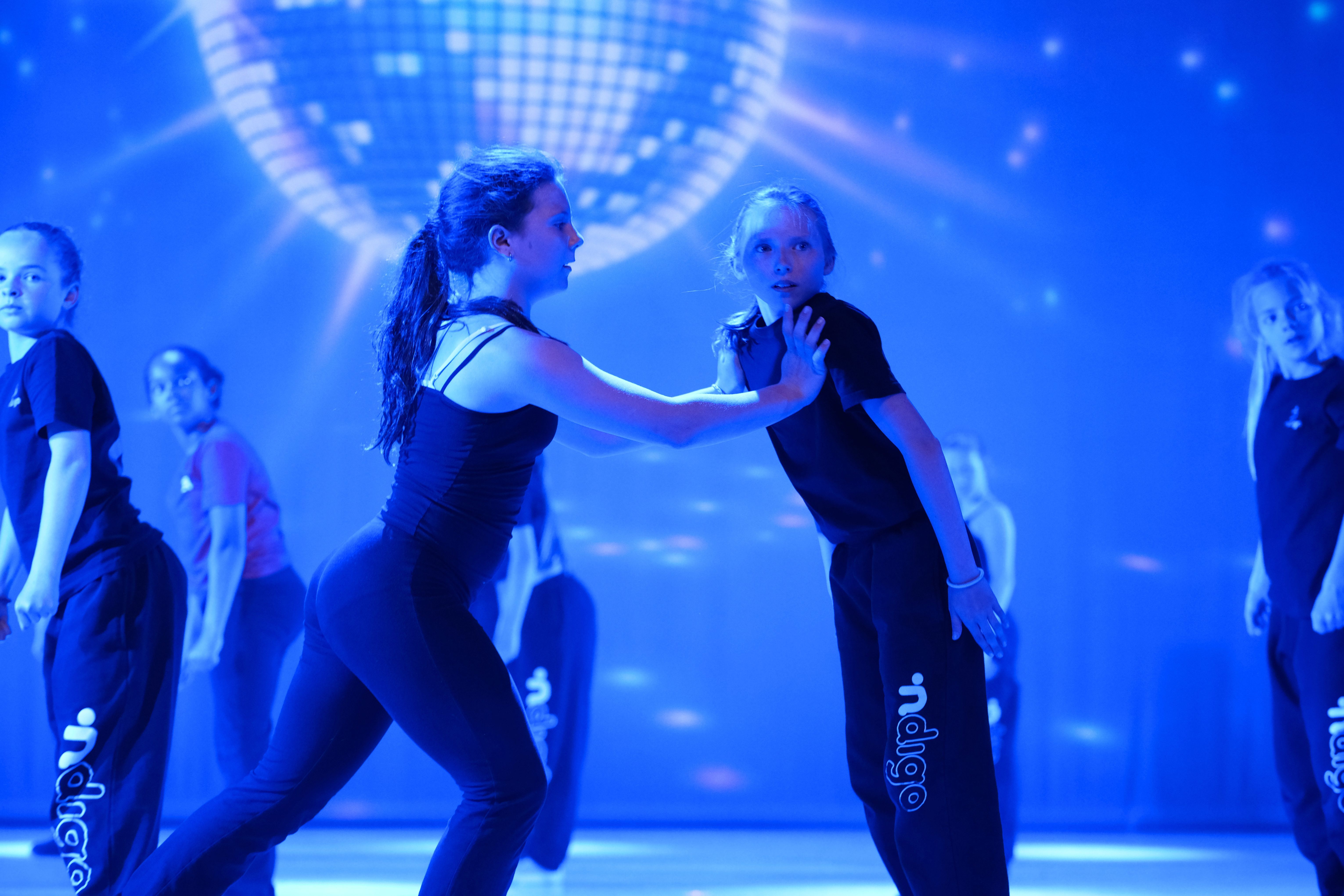 Ndigo-dansers tijdens een voorstelling. Contact, intuïtie, samenspel. Precies de vaardigheden die AI niet kan leren.