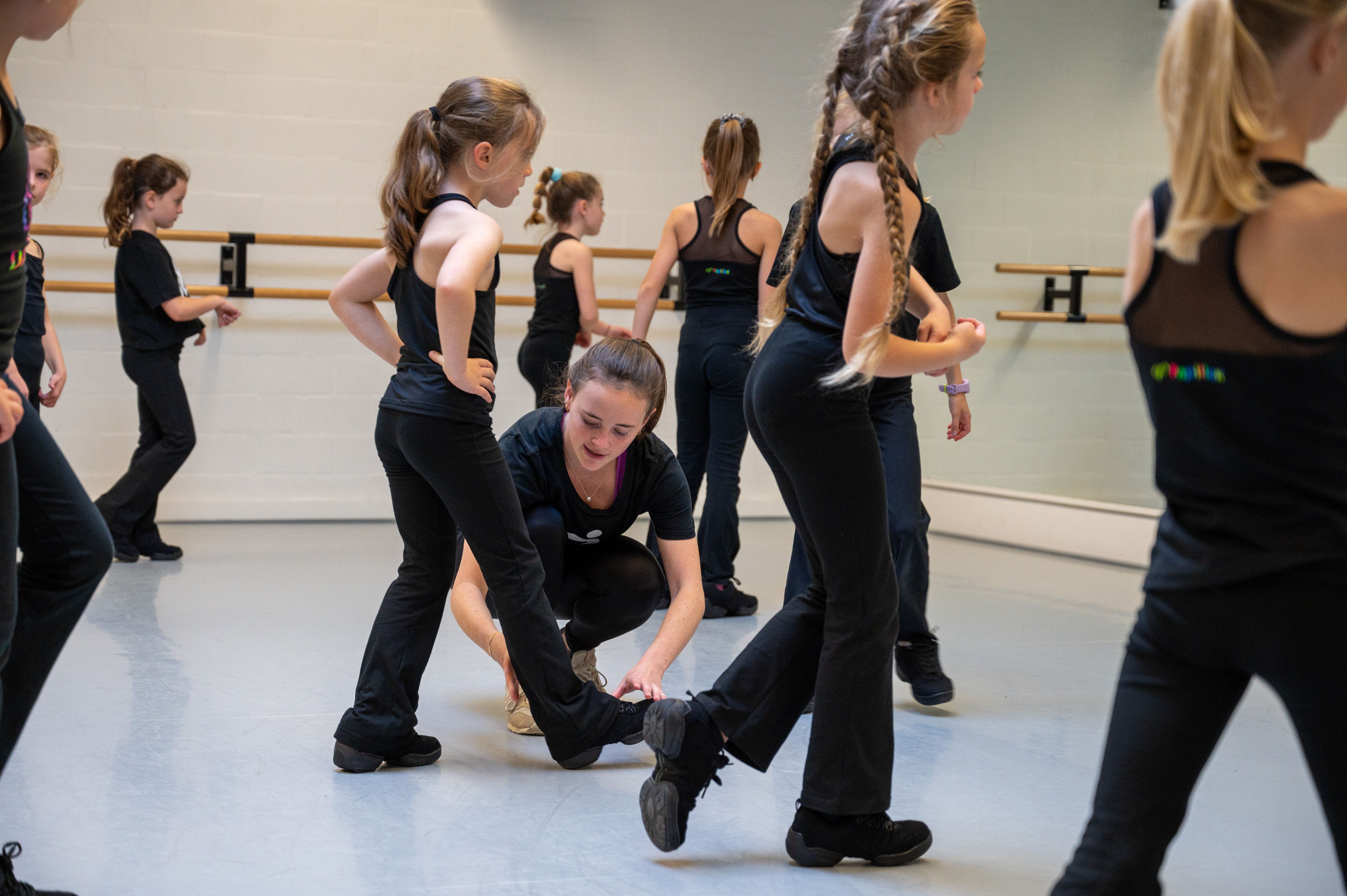 Tijdens de dansles krijgt elk kind persoonlijke begeleiding, wat helpt bij zelfvertrouwen, coördinatie en gezonde ontwikkeling.
