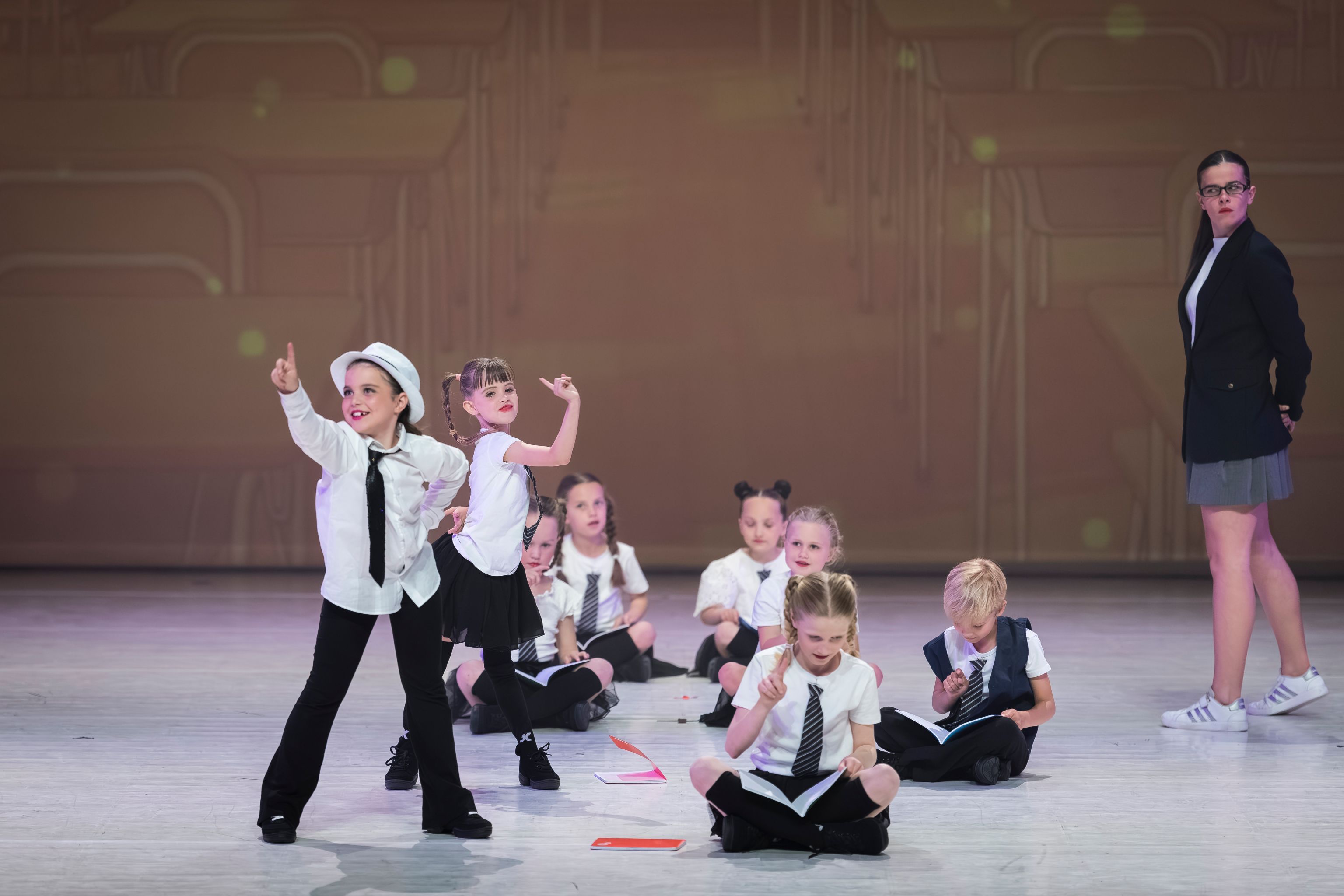 Dansers op het podium tijdens een dansshow van Ndigo — elk kind op zijn eigen manier aanwezig, in beweging of niet.