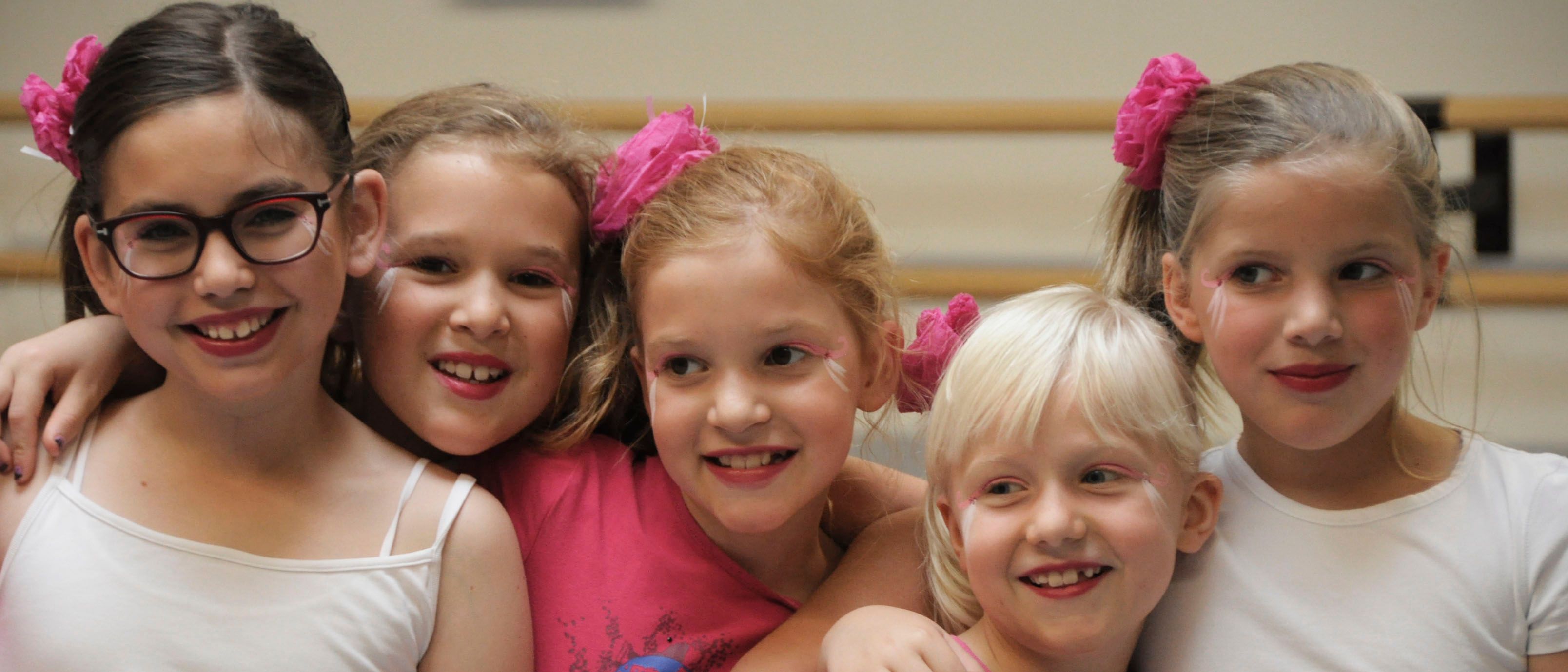 Kinderen dansen tijdens een Ndigo vakantiekamp