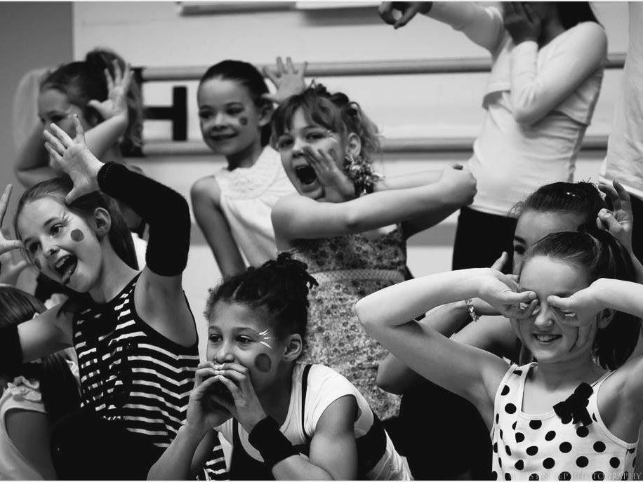 Slotshow — ouders en vrienden in de zaal, kinderen op het podium