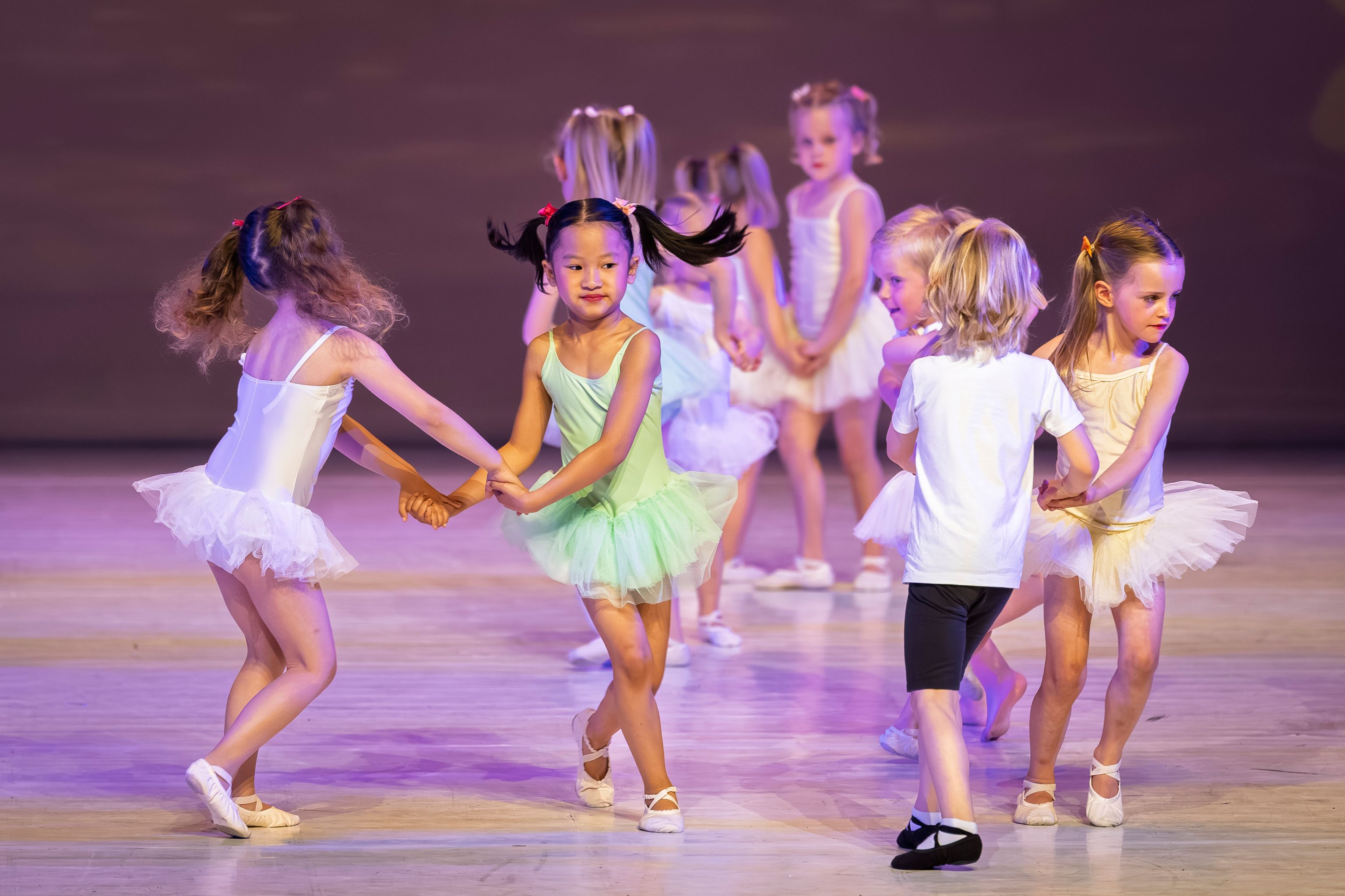 Kleuterdans van Ndigo met kinderen in tutu’s op het podium.