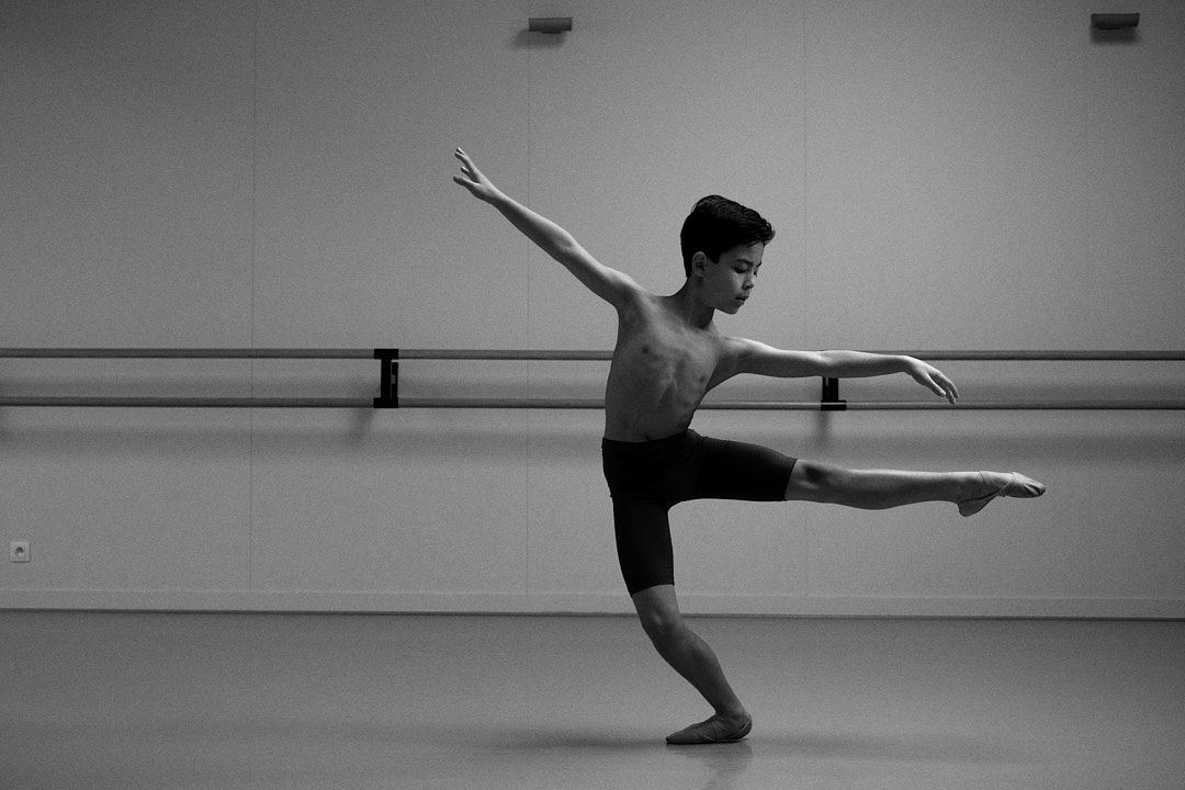 Milan Yep traint aan de Royal Ballet School — één van de weinigen die de stap van dansleerling naar professioneel danser zet.