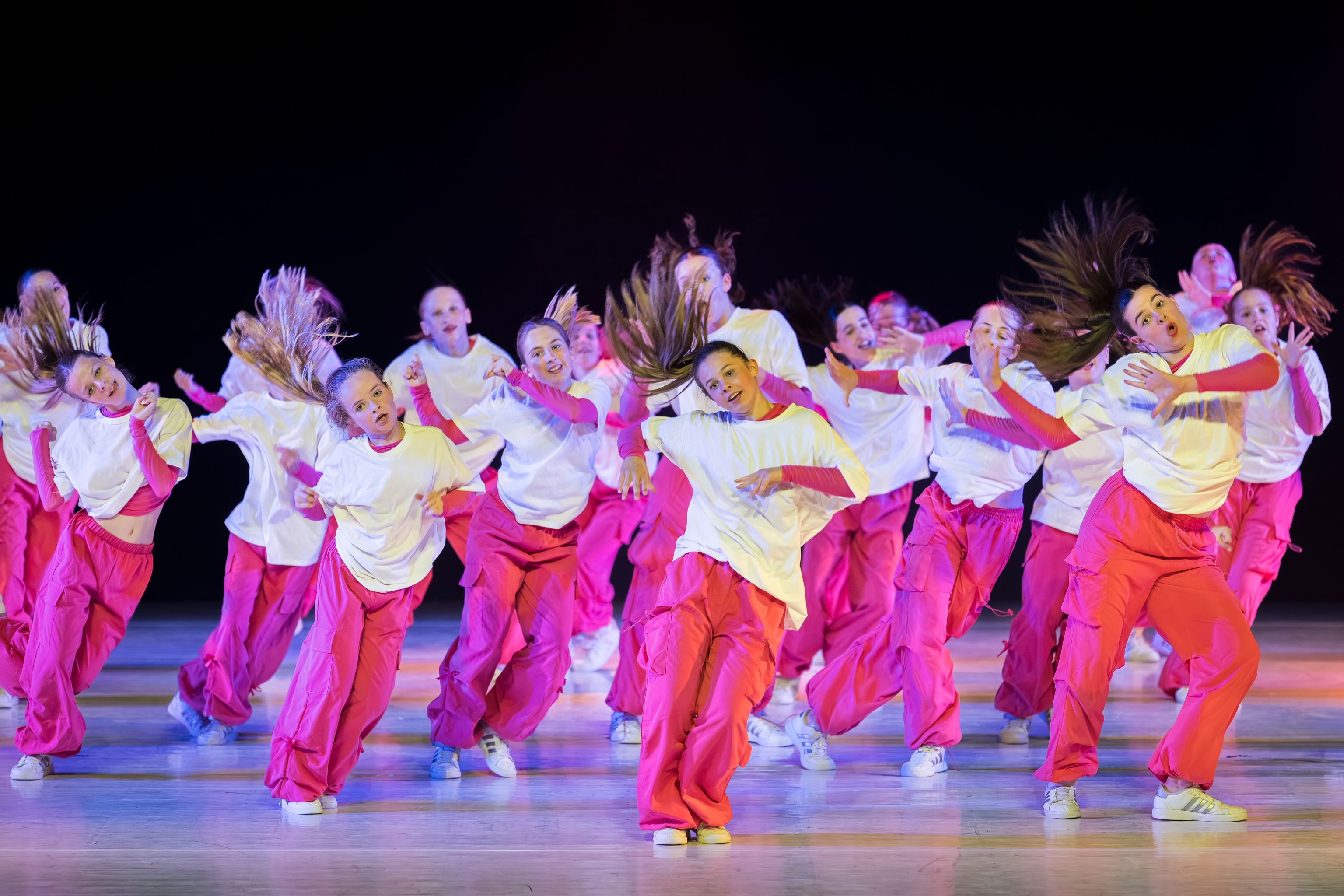 een groep ndigo hip hop dansers van het wedstrijdteam geven het beste van zichzelf op het podium