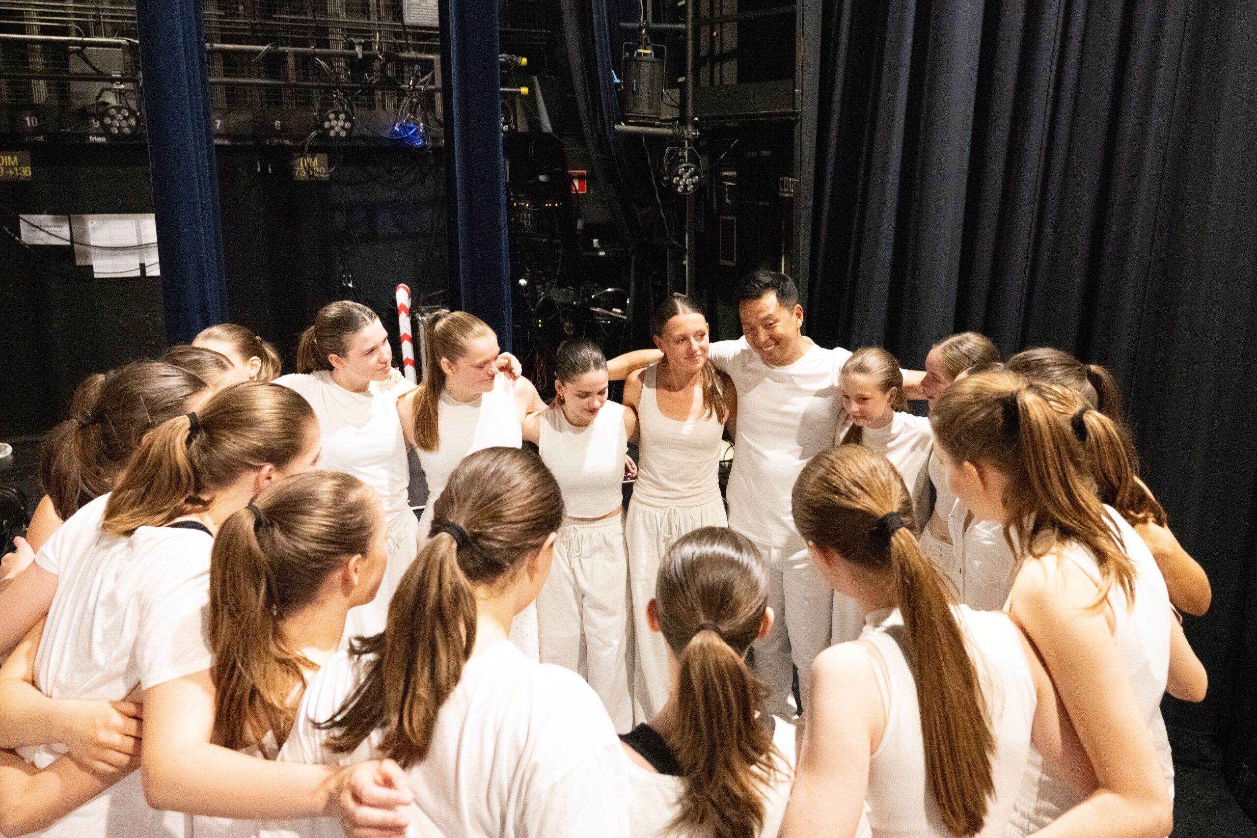 Sociale angst verslaan begint hier — in de kring, backstage, waar dansers van Ndigo leren dat ze er niet alleen voor staan.