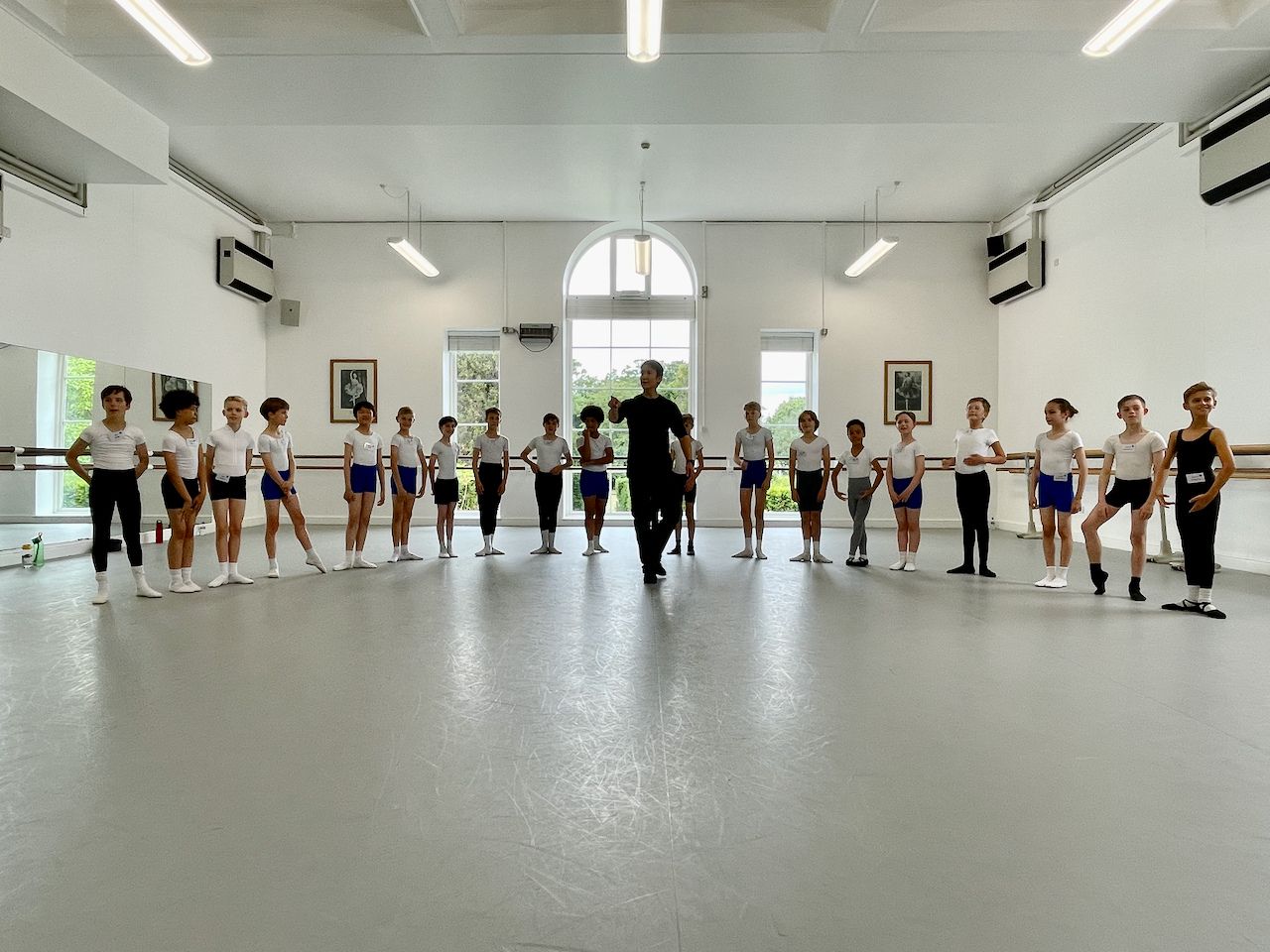 Jongens volgen les in White Lodge tijdens de Summer Intensive 2023 in Londen, onder begeleiding van docent Mr Kura.