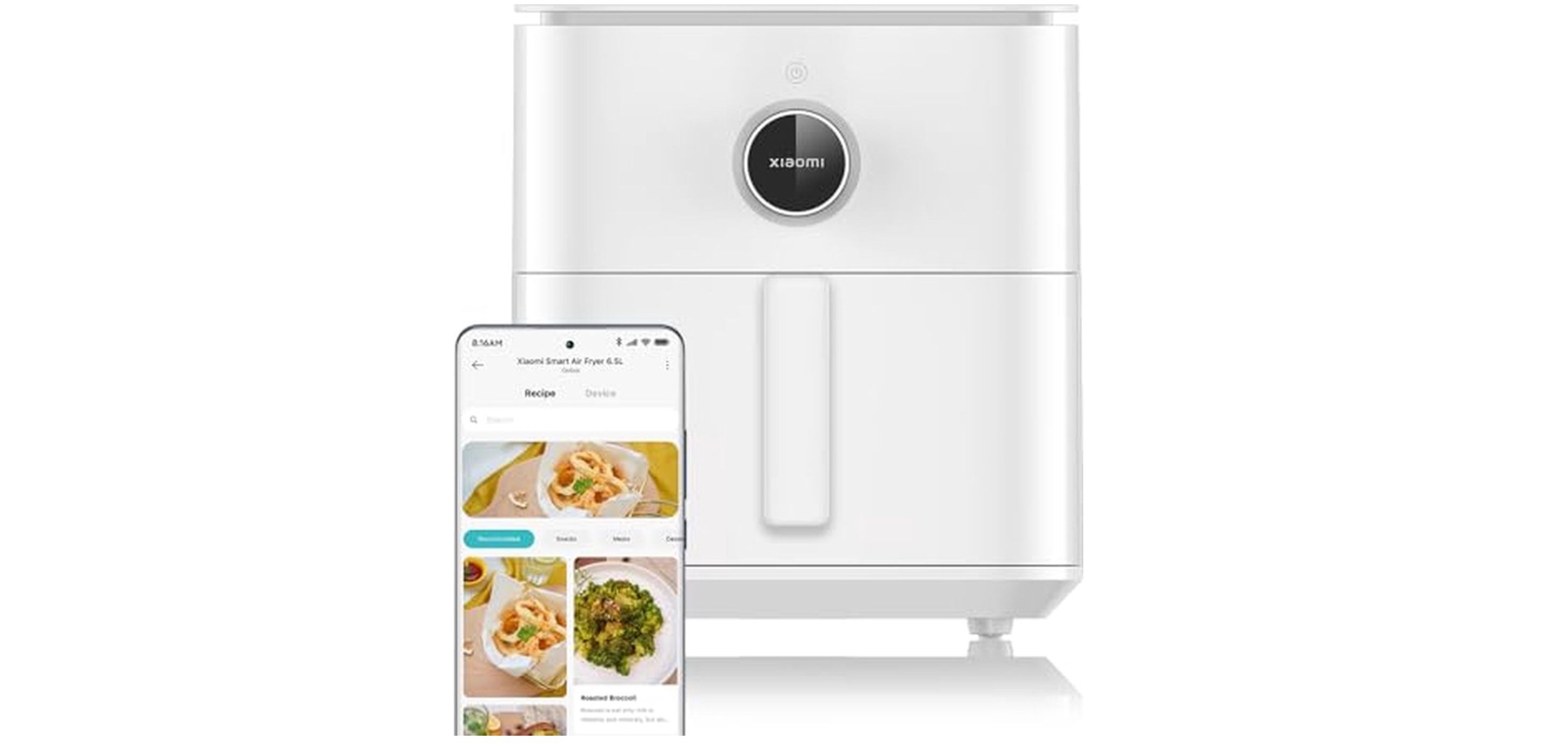 Witte Xiaomi Smart Air Fryer met ronde displayknop en smartphone met receptenscherm, als illustratie van appbediening en slim koken.