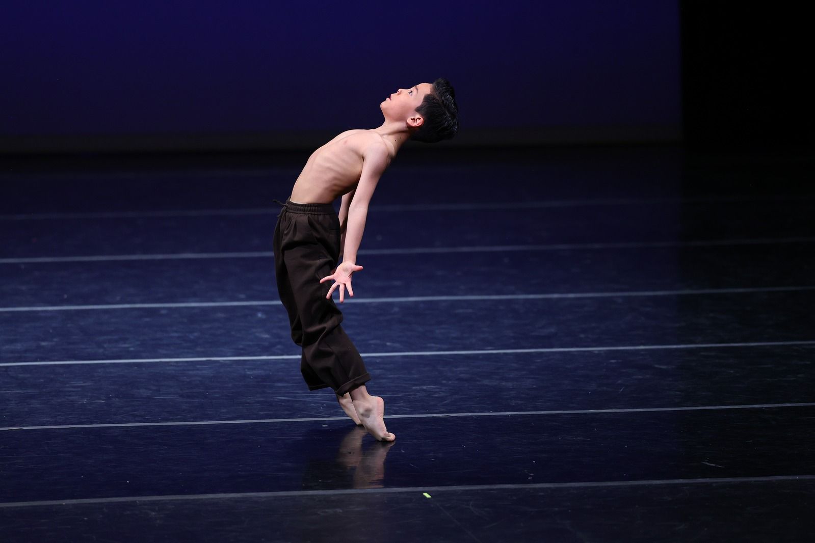 Milan Yep op het YAGP-podium tijdens de finals in New York met zijn moderne solo, voorbereid en gecoacht door het Ndigo-team.